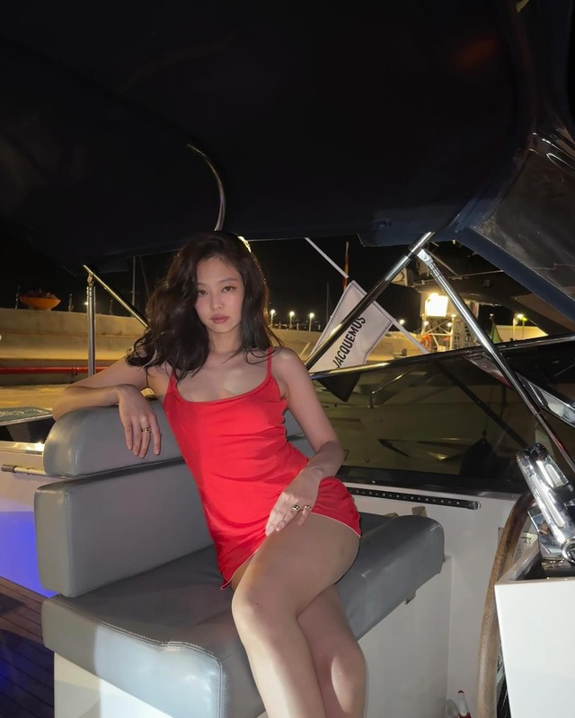 Muôn kiểu đầm hai dây giúp JENNIE luôn chuẩn slay, đẹp sang miễn bàn