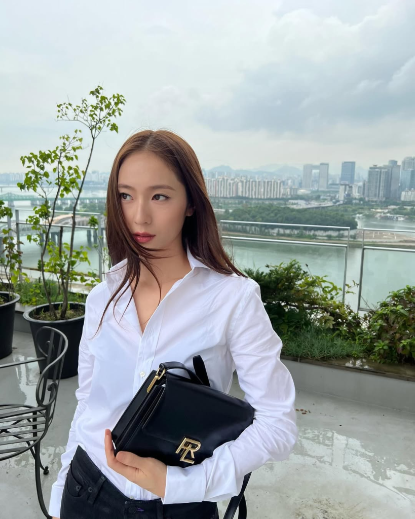 4 món phụ kiện đơn giản nhưng nâng tầm outfit công sở như "IT-girls" Hàn
