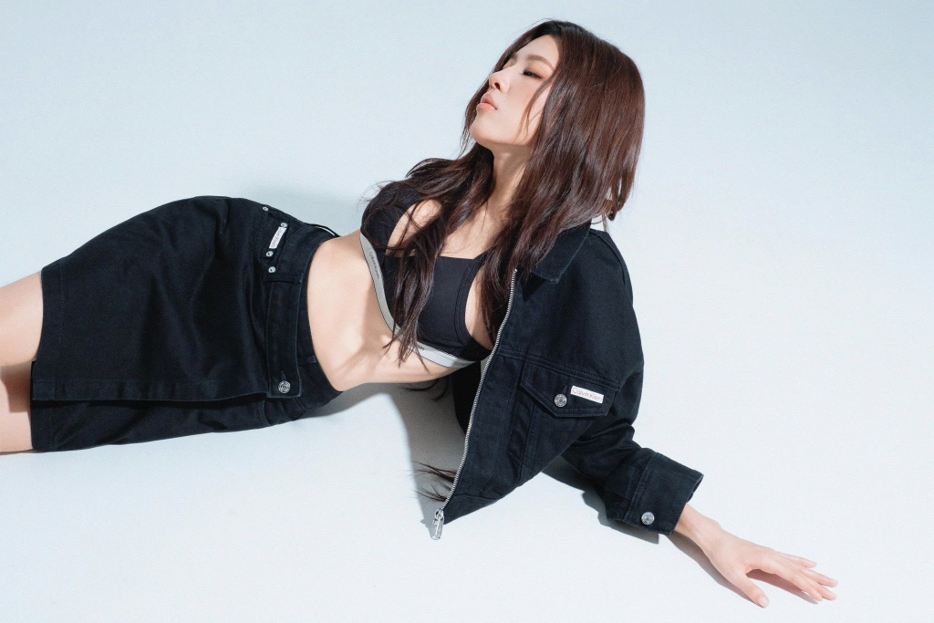 Các "Em xinh say hi" dẫn đầu phong cách sporty-chic