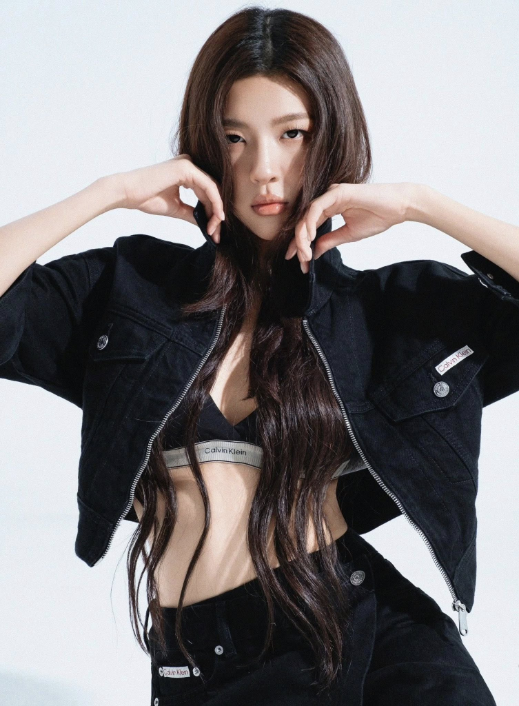 Các "Em xinh say hi" dẫn đầu phong cách sporty-chic