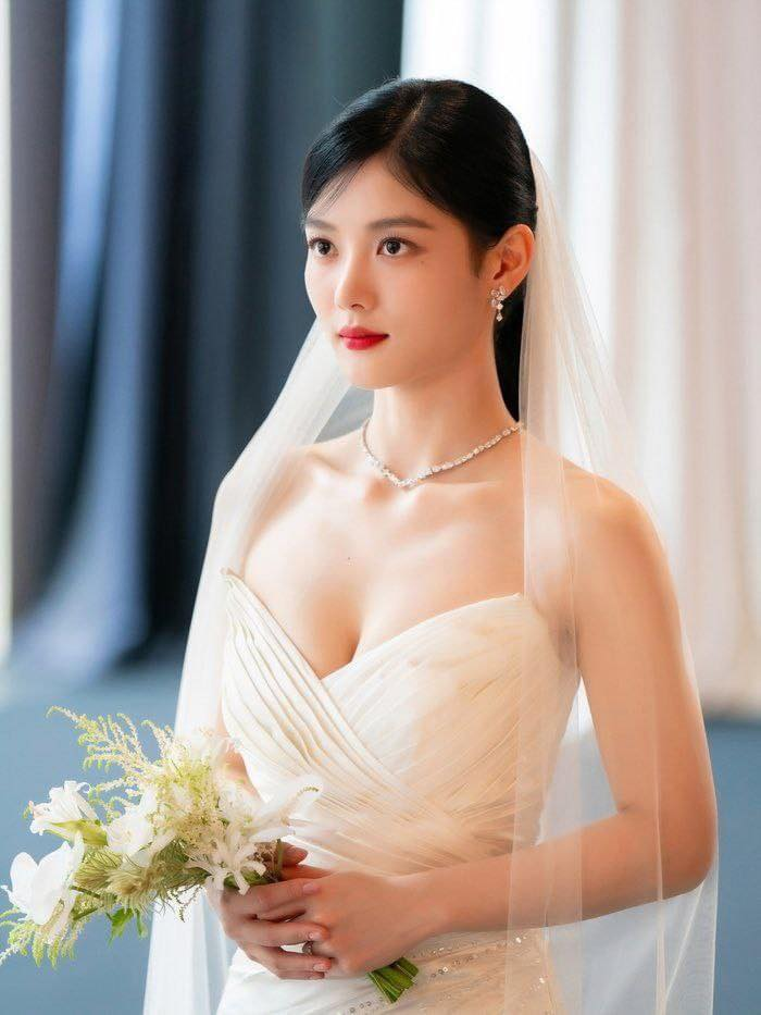 Gợi ý trang sức pha lê tuyệt đẹp cho cô dâu tỏa sáng trong ngày cưới