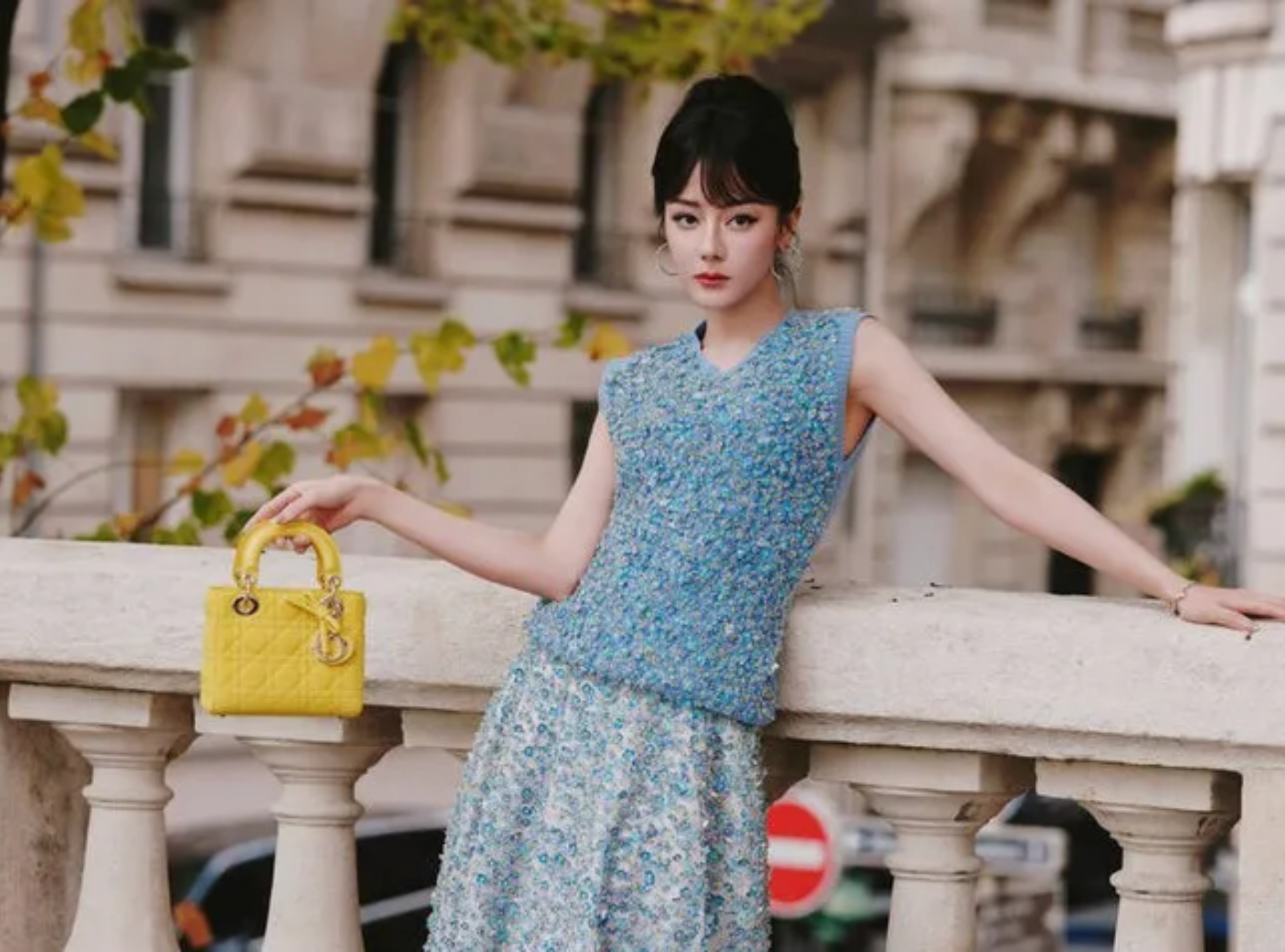 Phối đồ xanh - vàng: Công thức giúp Địch Lệ Nhiệt Ba đẹp phát sáng