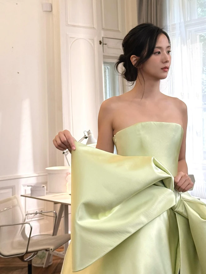 Trước giờ G, Dior nhá hàng cho fan bằng loạt ảnh với chiếc đầm xanh mang nét tiểu thư Paris của Jisoo. Ảnh: internet.