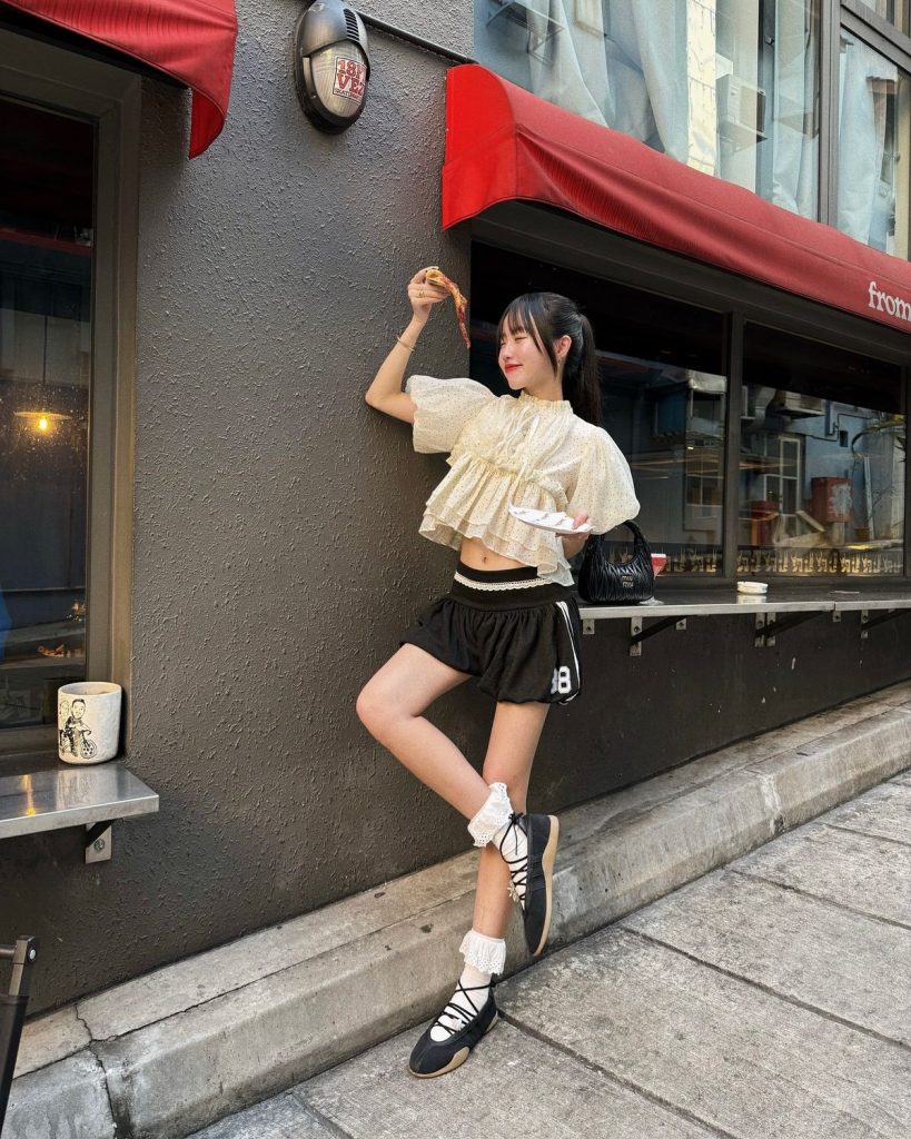 Áo bồng crop top giúp tổng thể trở nên tươi trẻ và tràn đầy năng lượng. Ảnh: internet.