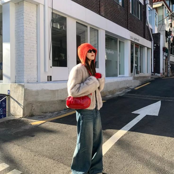 Khi sắc đỏ trở thành điểm tựa, outfit mùa đông bỗng trở nên sống động hơn bao giờ hết. Ảnh: internet.