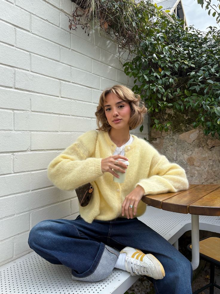 Áo cardigan vàng cùng quần jeans xanh tạo nên diện mạo năng động và tươi tắn. Ảnh: internet.