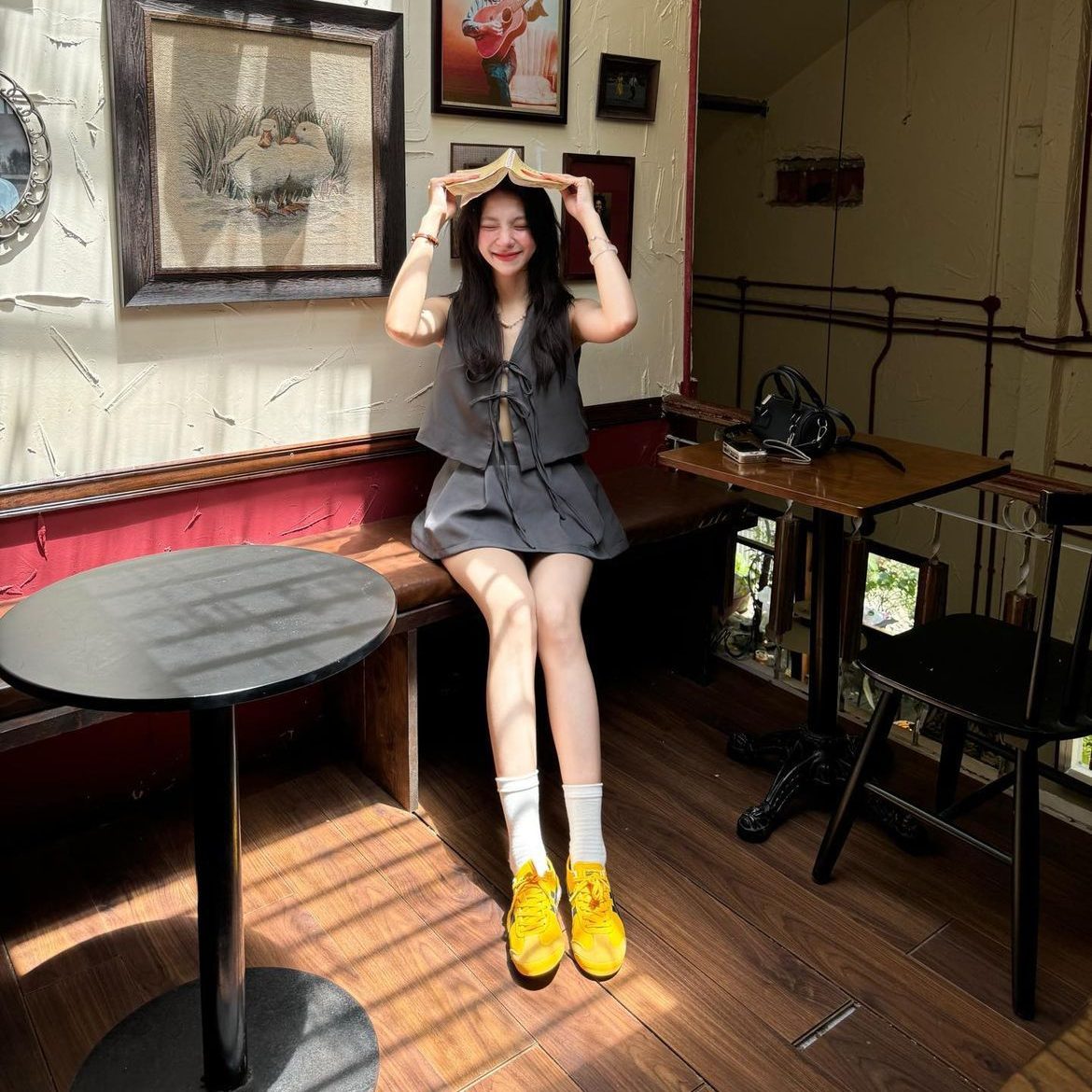 Outfit vàng – xám mang đến năng lượng tích cực và nét hiện đại. Ảnh: internet.