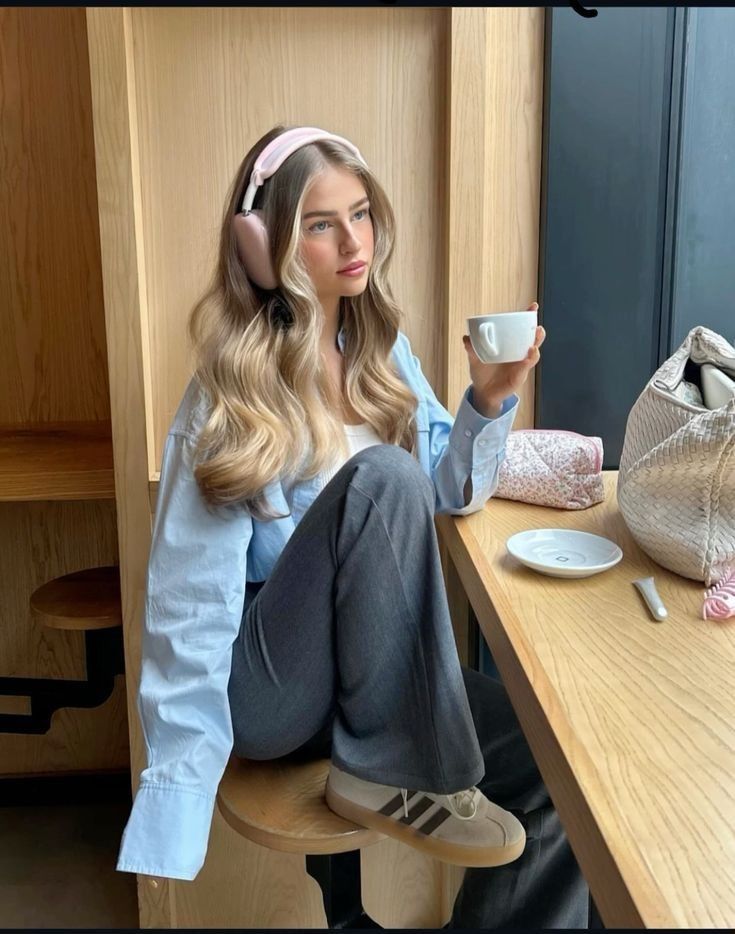 Tai nghe màu pastel hoặc trắng giúp outfit tối giản trở nên nổi bật và hợp xu hướng hơn. Ảnh: internet.