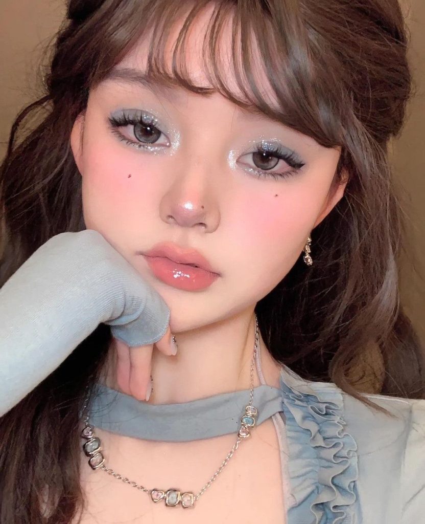 Makeup tone xanh trời. Ảnh: internet.