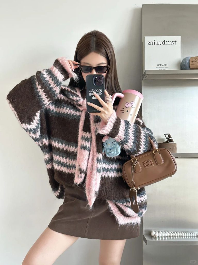 Những chiếc áo kiểu sweater họa tiết đem lại vẻ đẹp trẻ trung năng động cho bạn. Ảnh: internet.
