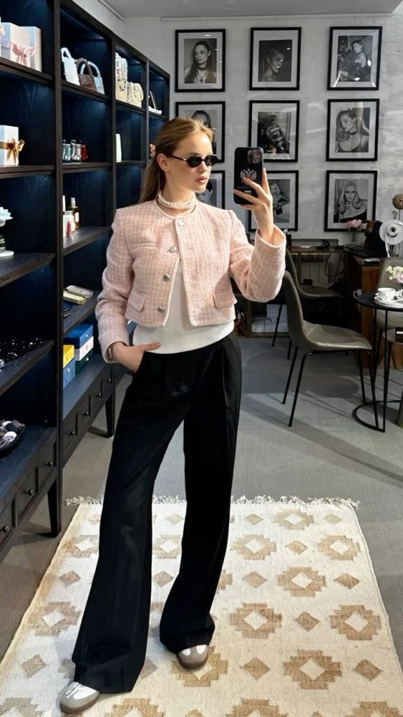 Outfit hiện đại pha chút cổ điển với áo khoác vải tweed và quần ống suông phóng khoáng. Ảnh: internet.