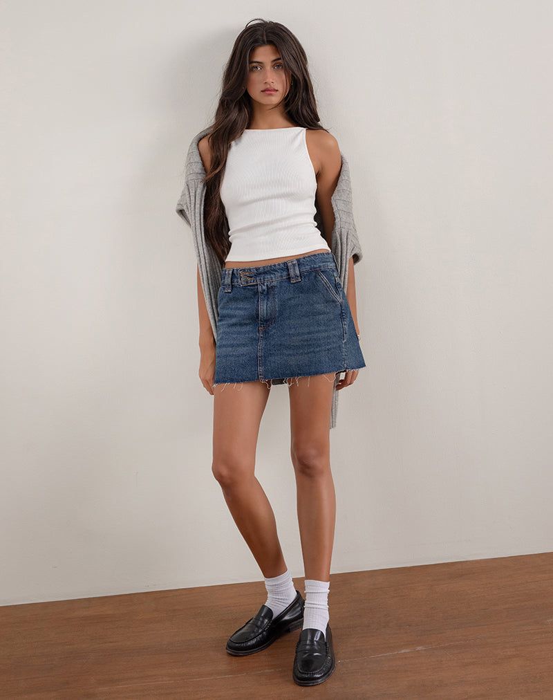 Đây xứng đáng là món đồ không thể thiếu trong tủ quần áo của mỗi cô gái yêu denim. Ảnh: internet.