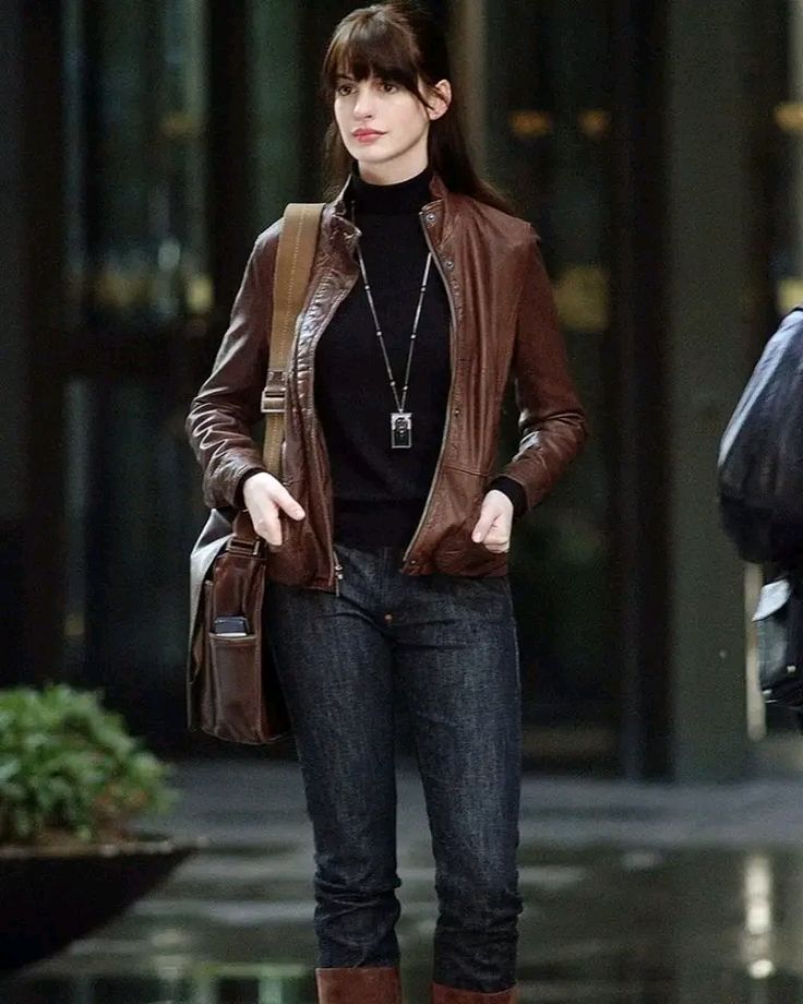 Anne Hathaway chọn tông nâu cổ điển mang đến cảm giác ấm áp, nhẹ nhàng mà vẫn đầy phong cách. Ảnh: internet.