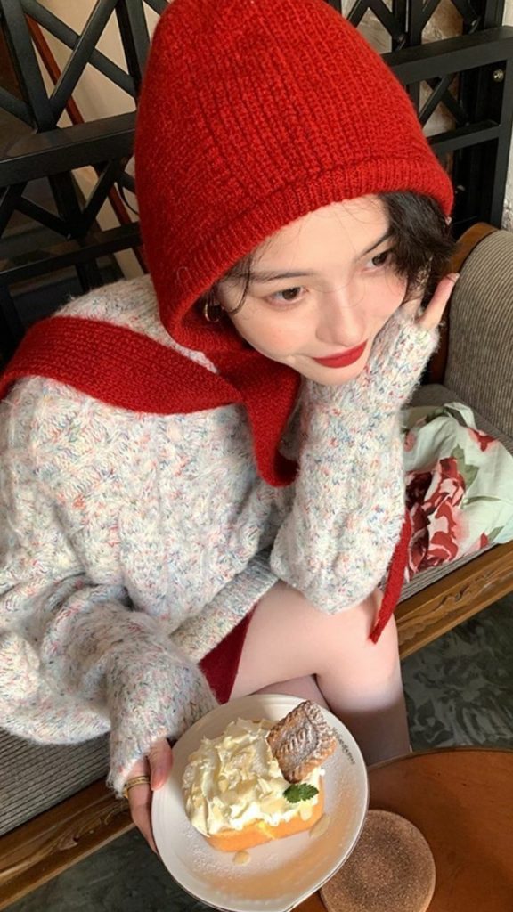 Điểm xuyến outfit thêm nổi bật với item nón len màu đỏ. Ảnh: internet.