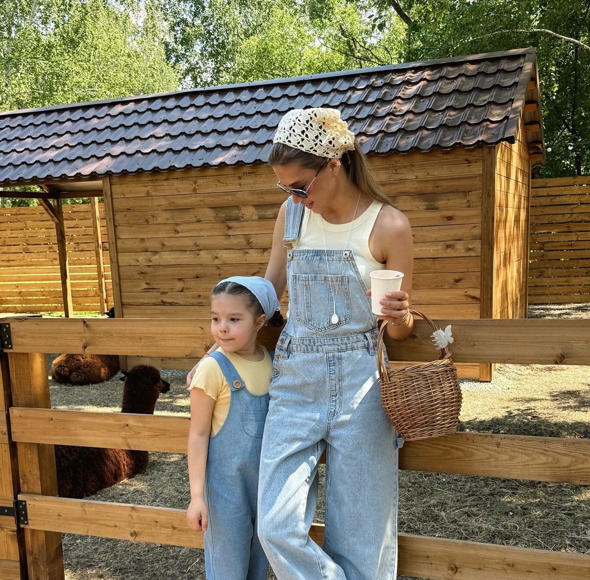 Các mẫu yếm jeans ngắn cho cả mẹ và bé cùng diện