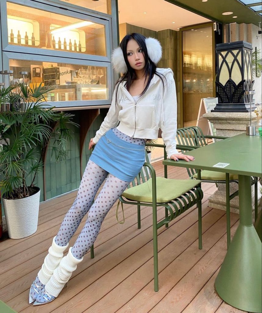 Sắc xanh baby kết hợp với phụ kiện tai lông và váy mini mang đến cảm giác trẻ trung, ngọt ngào như búp bê. Ảnh: internet.