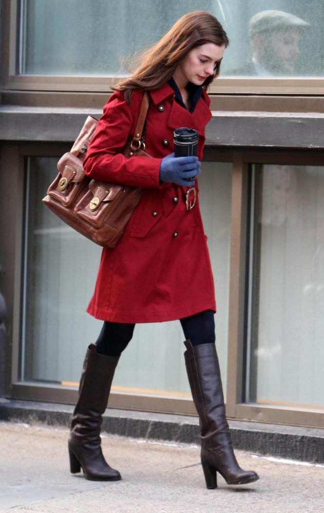 Trench coat đỏ giúp Anne Hathaway toát lên vẻ tự tin, mạnh mẽ nhưng vẫn vô cùng thanh lịch. Ảnh: internet.