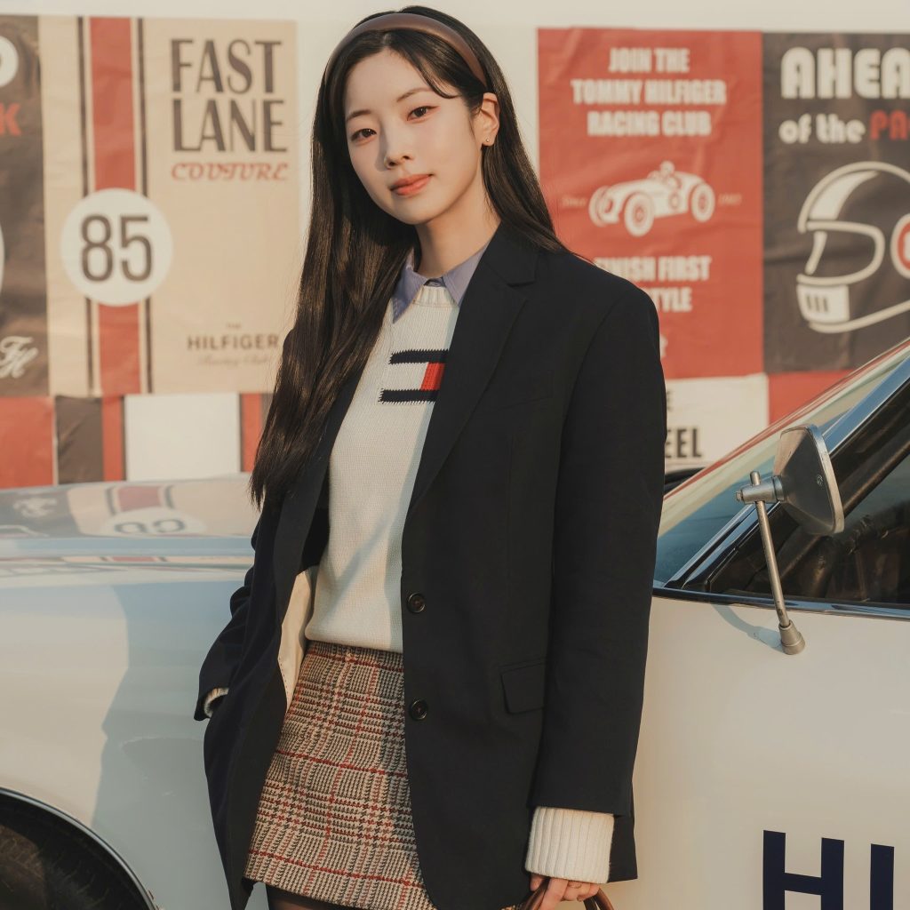 Dahyun rạng rỡ với outfit đậm chất Preppy, vừa cổ điển vừa hiện đại. Ảnh: ACFC.