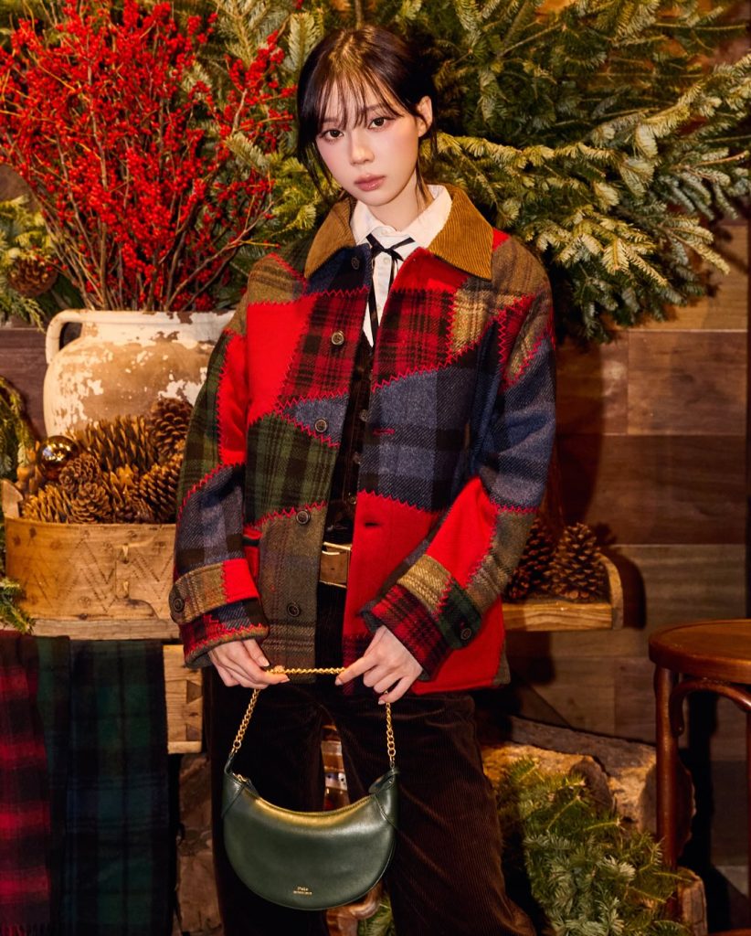 Winter (aespa) ghi điểm với outfit layering độc đáo và đậm không khí lễ hội. Ảnh: ACFC.