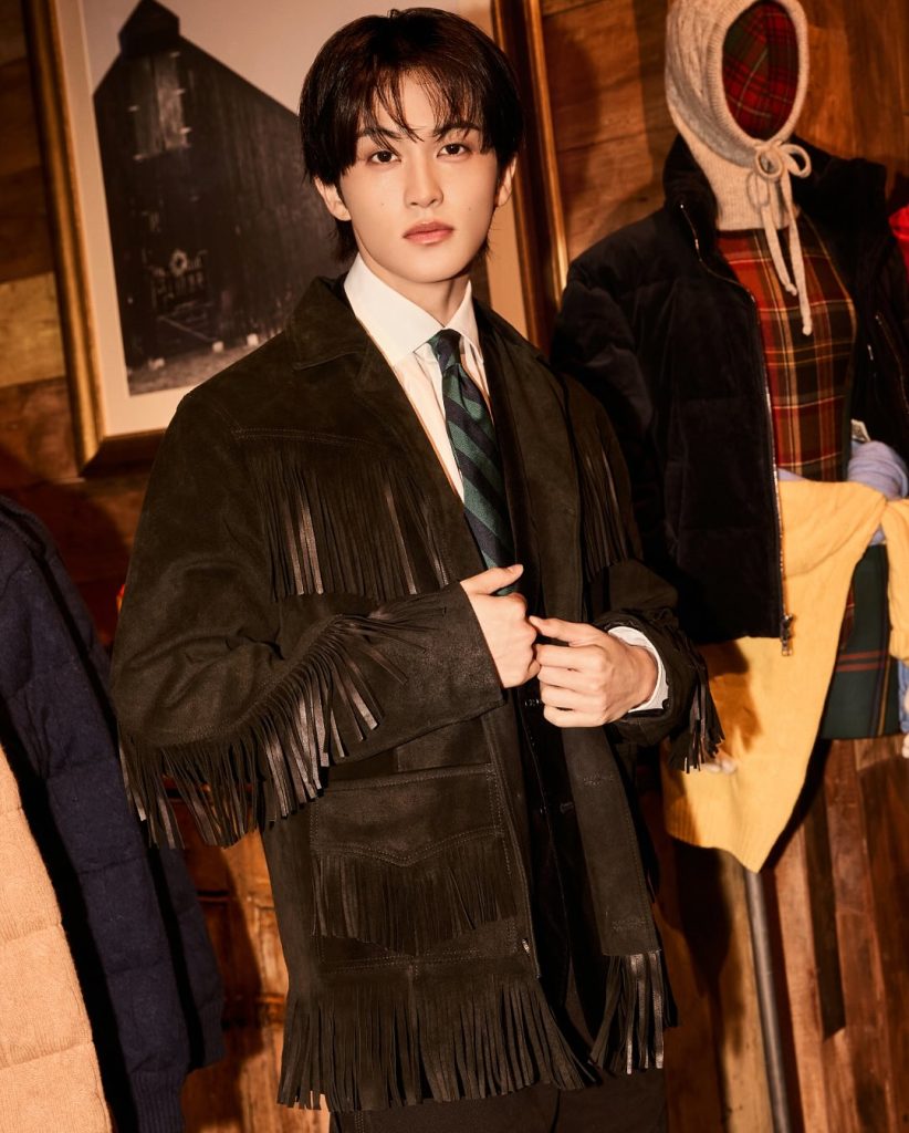 Mark (NCT) lịch lãm trong outfit da lộn mang hơi thở cổ điển phương Tây. Ảnh: ACFC.