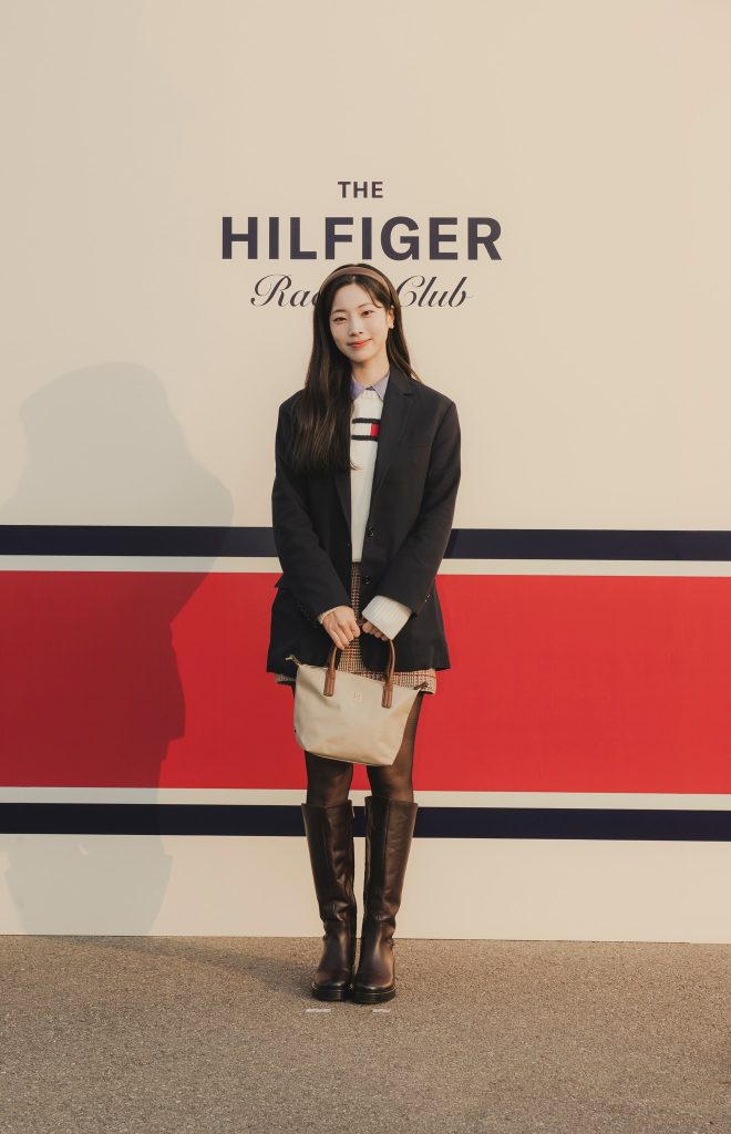 Dahyun rạng rỡ với outfit đậm chất Preppy, vừa cổ điển vừa hiện đại. Ảnh: ACFC.