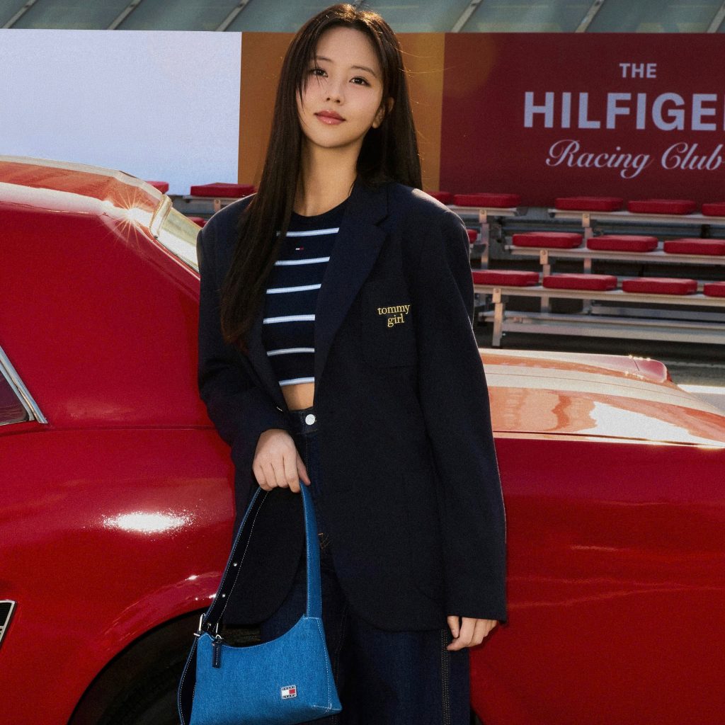 Kim So Hyun ghi điểm với outfit năng động và tinh tế, nổi bật giữa khung cảnh đường đua. Ảnh: ACFC.