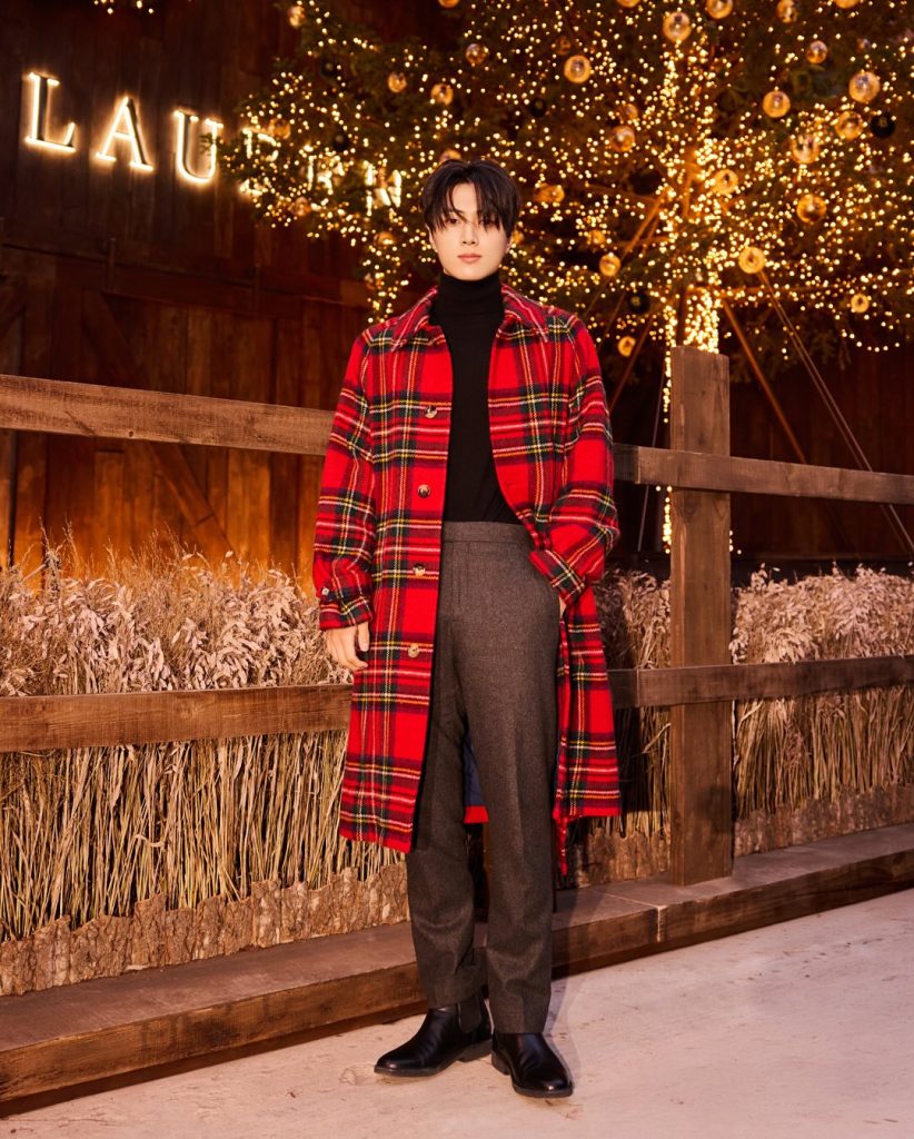 Jay (ENHYPEN) xuất hiện đầy cuốn hút trong outfit lấy cảm hứng từ không khí Giáng sinh cổ điển. Ảnh: ACFC.