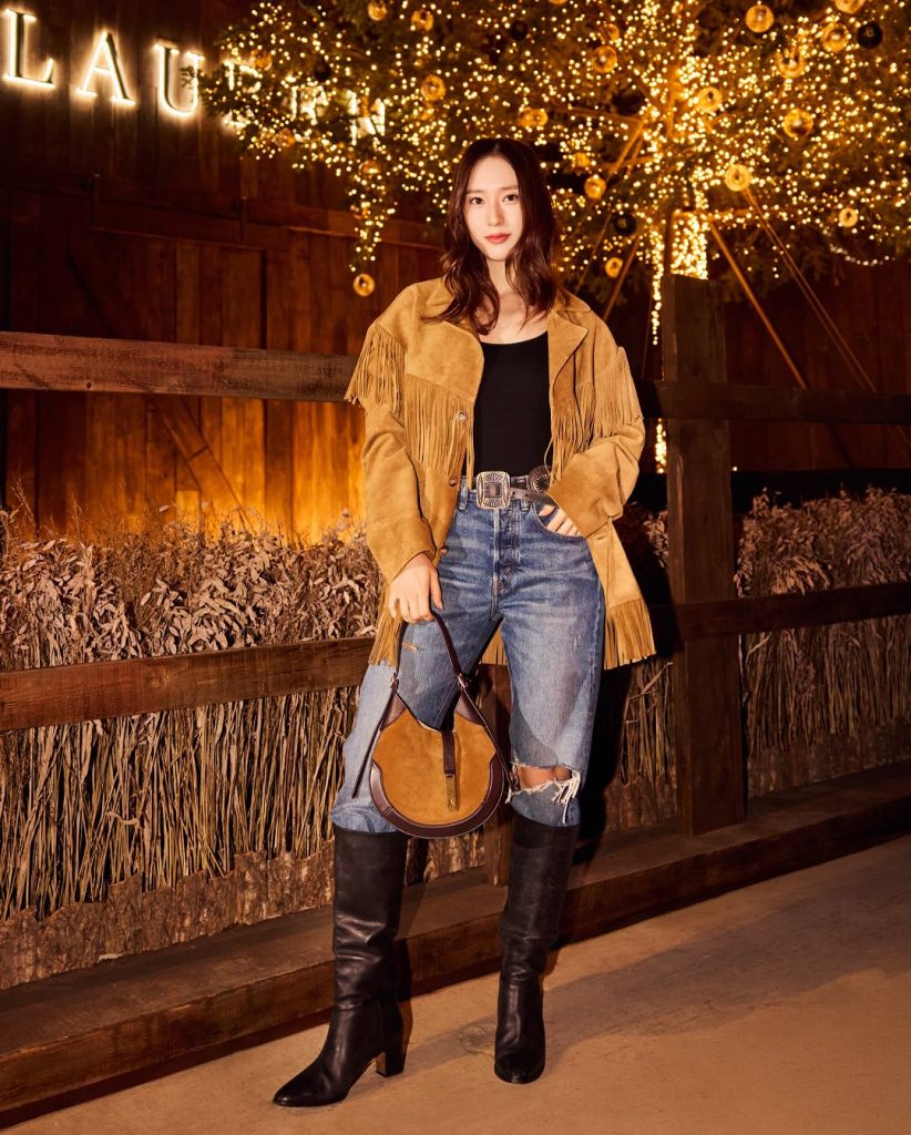 Krystal ấn tượng với outfit đậm chất cao bồi thành thị, cân bằng hoàn hảo giữa tự do và thanh lịch. Ảnh: ACFC.