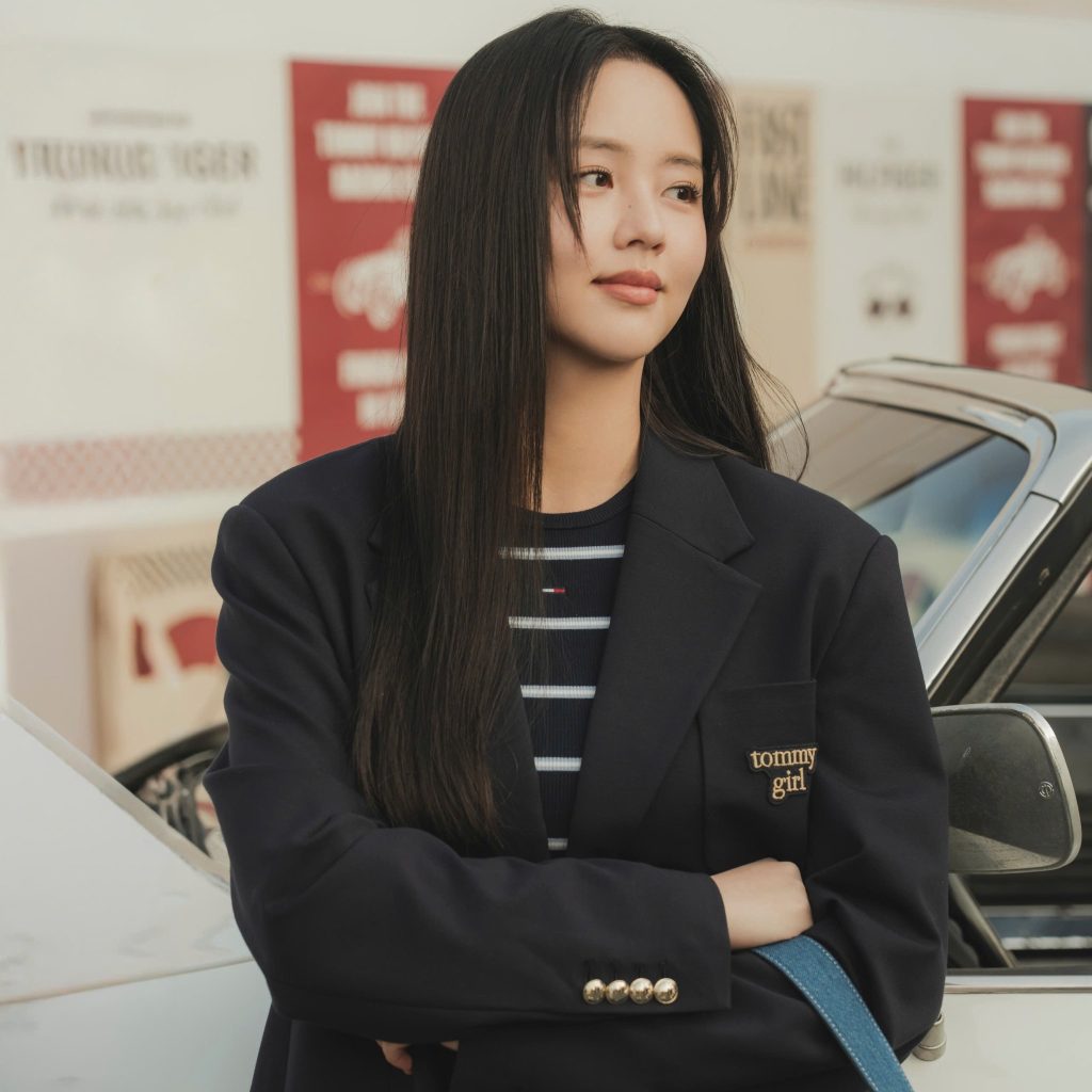Kim So Hyun ghi điểm với outfit năng động và tinh tế, nổi bật giữa khung cảnh đường đua. Ảnh: ACFC.