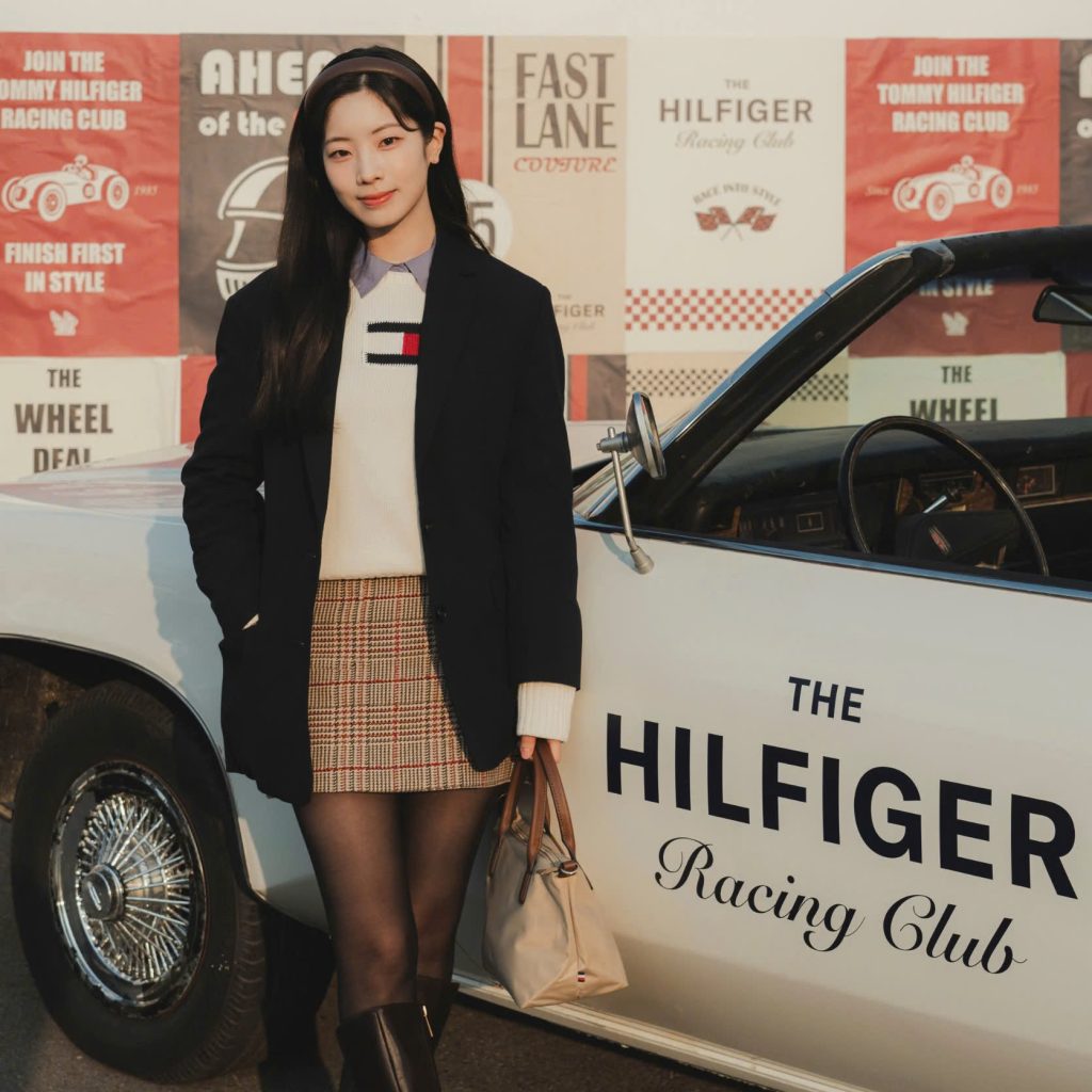 Dahyun rạng rỡ với outfit đậm chất Preppy, vừa cổ điển vừa hiện đại. Ảnh: ACFC.