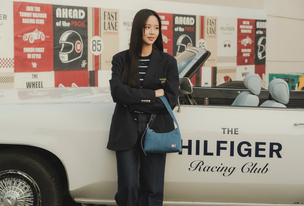 Kim So Hyun ghi điểm với outfit năng động và tinh tế, nổi bật giữa khung cảnh đường đua. Ảnh: ACFC.