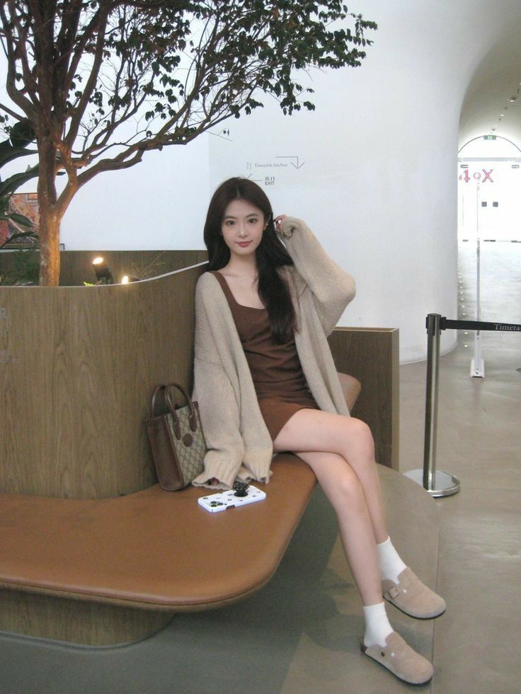 Kết hợp cardigan be mang lại vẻ đẹp mềm mại và tinh tế. Ảnh: internet.