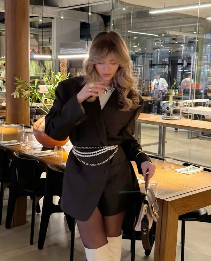 Phối kiểu áo blazer dáng giấu quần chuẩn fashionista. Ảnh: internet.