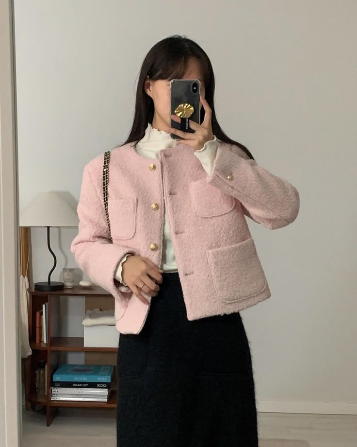 Outfit hiện đại pha chút cổ điển với áo khoác vải tweed và quần ống suông phóng khoáng. Ảnh: internet.