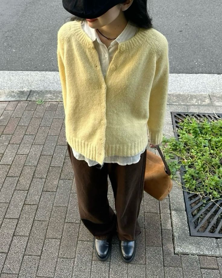 Cardigan vàng và quần nâu – lựa chọn ấm áp và đậm nét hoài niệm. Ảnh: internet.