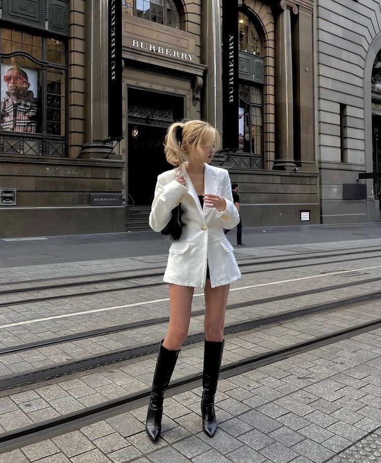 Học phối áo blazer kiểu giấu quần (oversize) cực chất từ các chị Tây