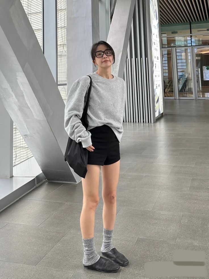 Áo sweatshirt và dép kiểu sục – outfit tối giản nhưng cực kỳ cuốn hút. Ảnh: instagram @sutorohberi.