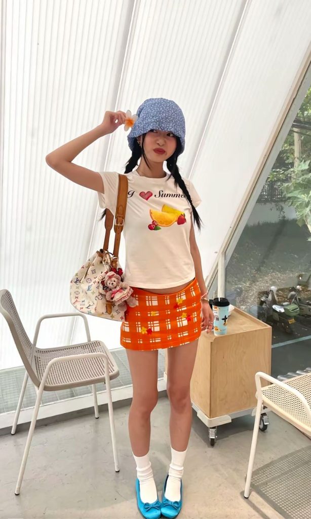 Phối màu outfit là cách đơn giản nhưng hiệu quả để tạo nên tổng thể trang phục hài hòa và bắt mắt. Ảnh: internet.
