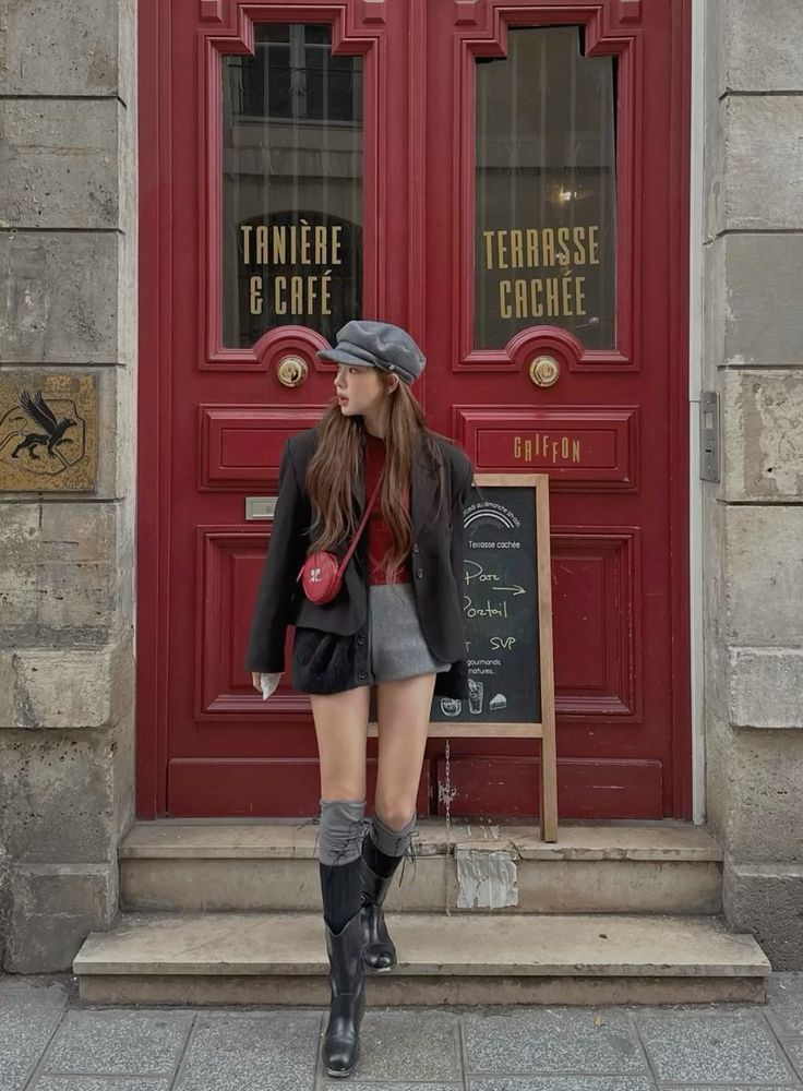 Mẫu nón xám cùng blazer đen tạo nên outfit chuẩn phong cách Pháp. Ảnh: internet.