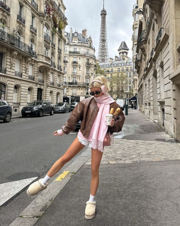 Áo da nâu phối cùng len hồng – công thức chuẩn phong cách Paris hiện đại. Ảnh: internet.