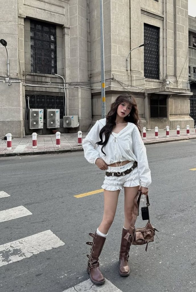 Áo bồng bềnh phối boots mang lại phong thái cá tính mà vẫn rất duyên dáng. Ảnh: internet.
