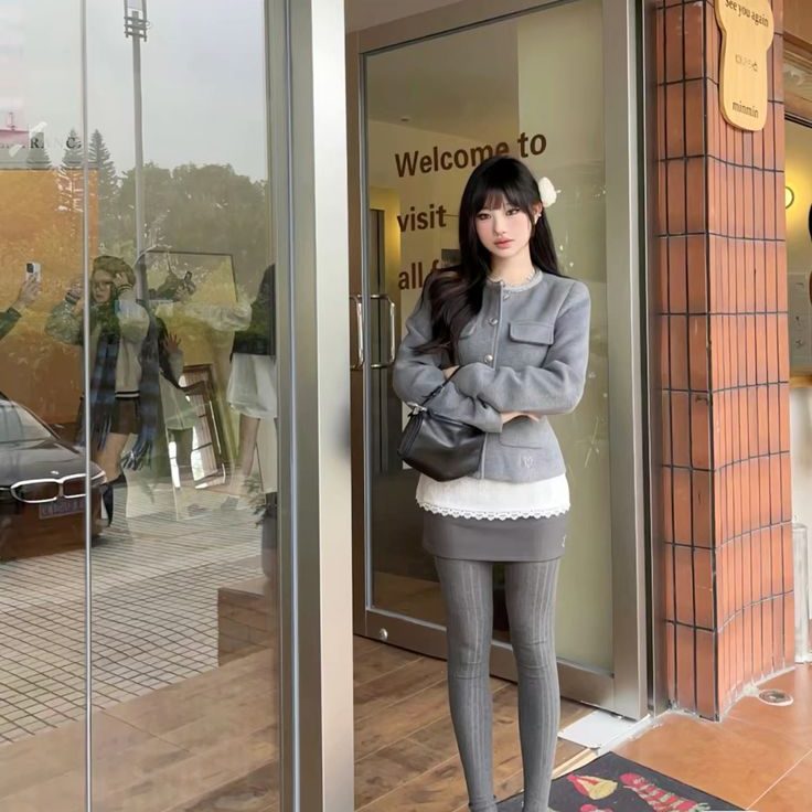 Outfit xám tone-sur-tone giúp bạn toát lên vẻ thanh lịch chuẩn Hàn. Ảnh: internet.