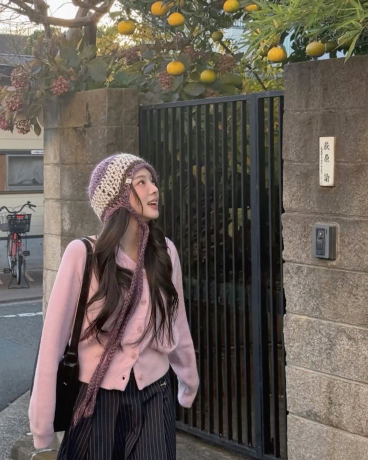 Nón len đan tay phối cardigan pastel – nét vintage dịu dàng cho ngày đông. Ảnh: internet.
