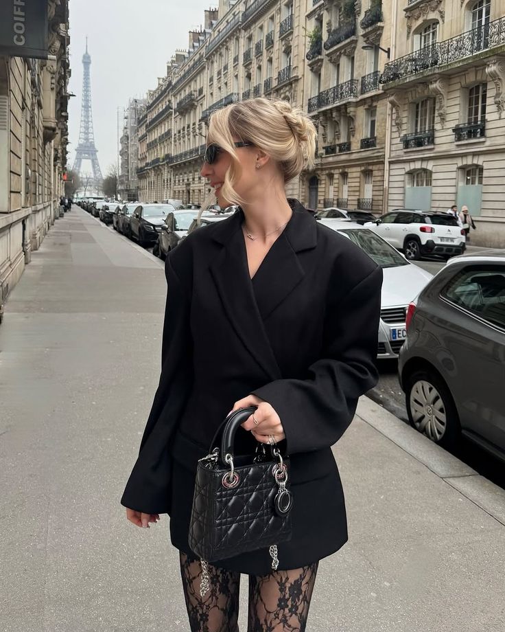 Outfit blazer đen phối túi mini – thanh lịch, cuốn hút đúng chuẩn phong cách Parisienne. Ảnh: internet.