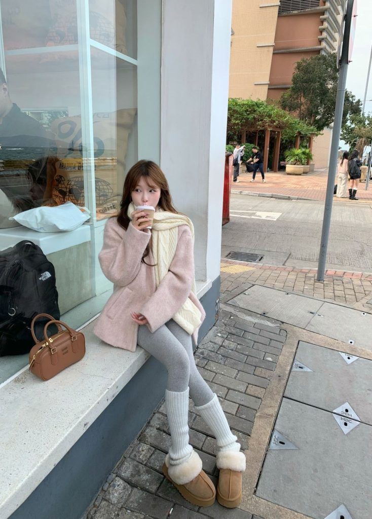 Outfit pastel cùng quần tất – nhẹ nhàng mà vẫn cuốn hút. Ảnh: internet.