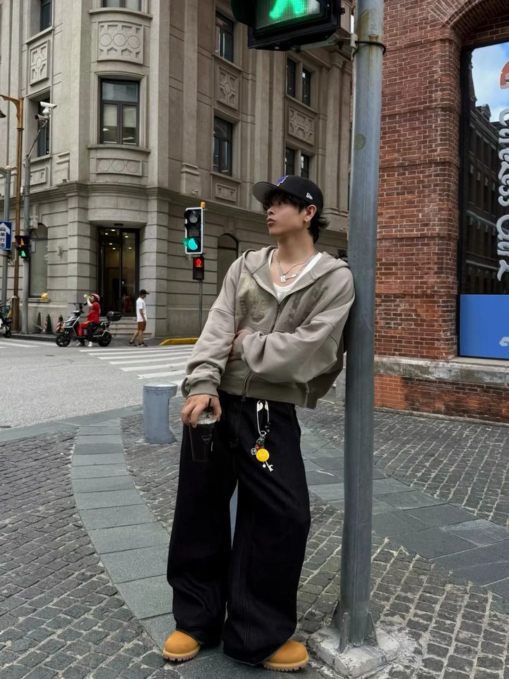 Tông màu giản dị mà vẫn cuốn hút – kiểu “chill boy” ai nhìn cũng ấn tượng. Ảnh: internet.