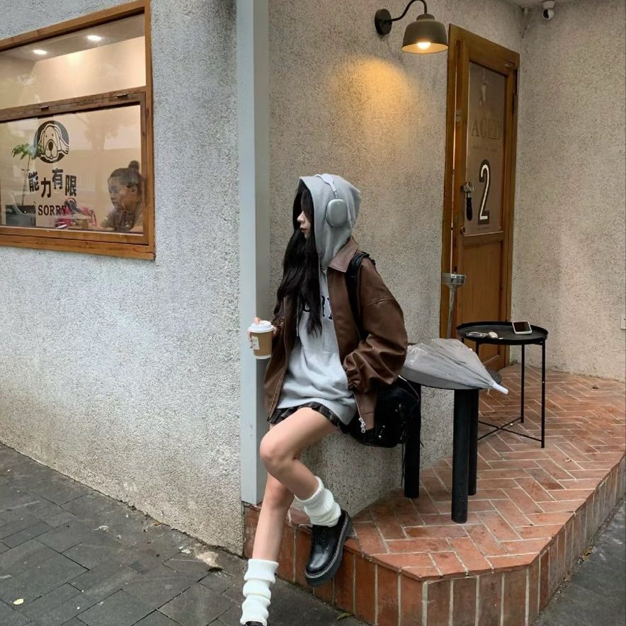 Tôn lên vẻ hiện đại của outfit streetwear khi kết hợp cùng áo hoodie và boots da. Ảnh: internet.