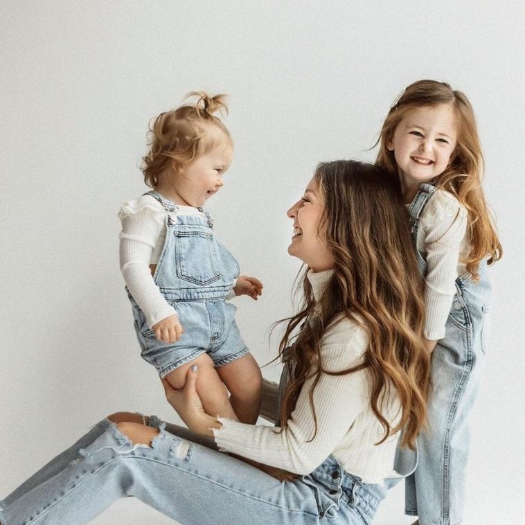 Thiết kế yếm jeans luôn là lựa chọn hàng đầu cho mẹ và bé cùng diện chung với nhau. Ảnh: internet.