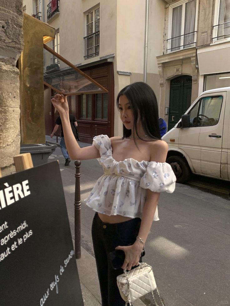 Áo hoa nhí dáng bồng bềnh giúp outfit thêm phần thơ mộng và thanh thoát. Ảnh: internet.