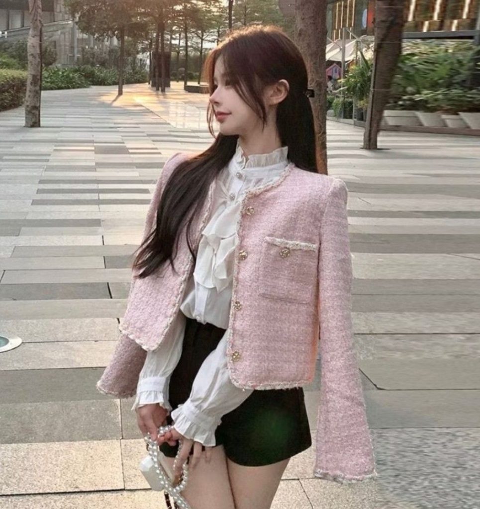 Sự kết hợp hoàn hảo giữa vẻ ngọt ngào và cổ điển trong chiếc áo tweed pastel cùng sơ mi bèo nhún. Ảnh: internet.
